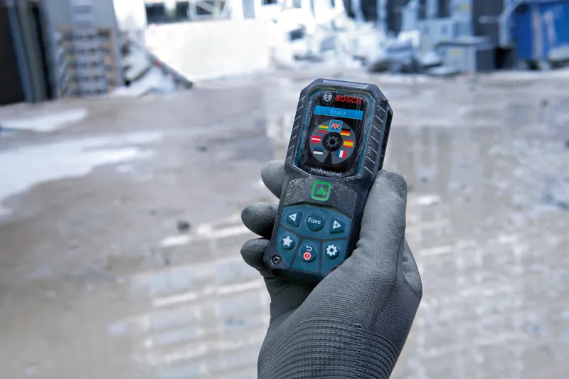 Lazer mesafe ölçer elde kullanım şantiye ortamı