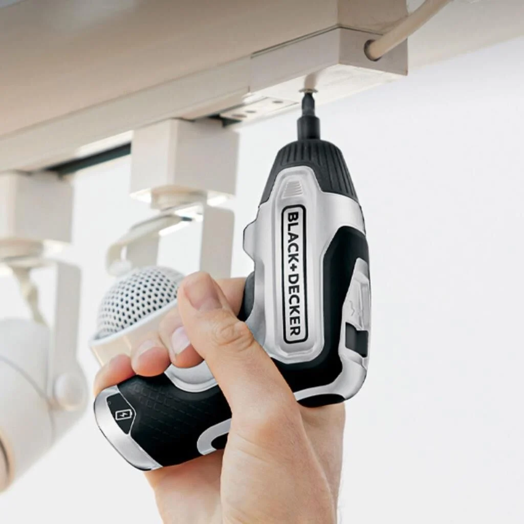 Black&Decker vidalama ile tavan montaj işlemi