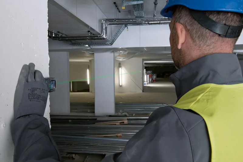 Lazer mesafe ölçer ile duvar ölçümü profesyonel kullanım