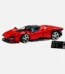 Kırmızı ve siyah renklerde Ferrari Daytona model araba LEGO seti, yanında bilgi kartı