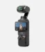 Küçük, siyah DJI Osmo Pocket gimbal kamerası, ekranında kişi ve oyuncak ayı